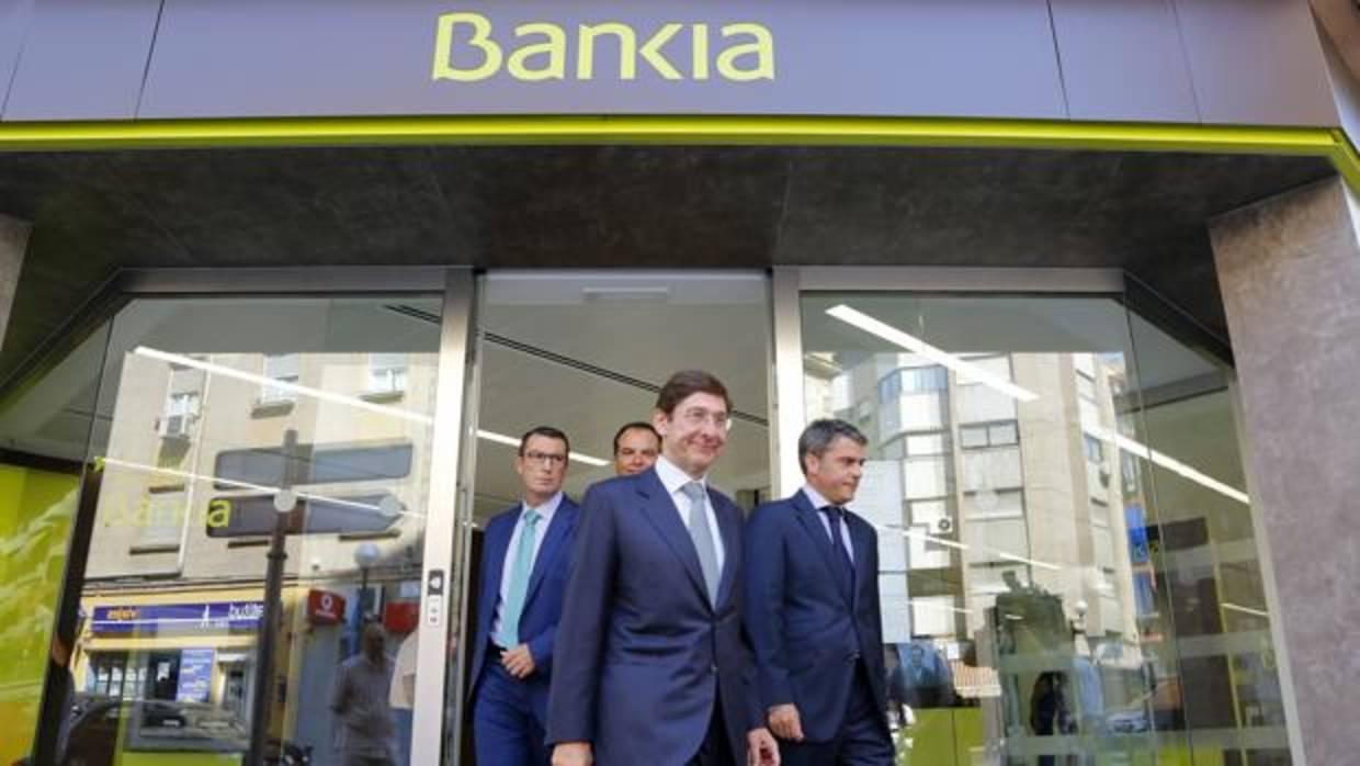 El presidente de Bankia, José Ignacio Goirigolzarri, en una imagen de archivo visitando una oficina en Alicante