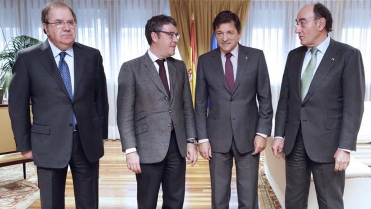 El ministro Nadal, segundo por la izquierda, con Juan Vicente Herrera, Javier Fernández e Ignacio Nadal
