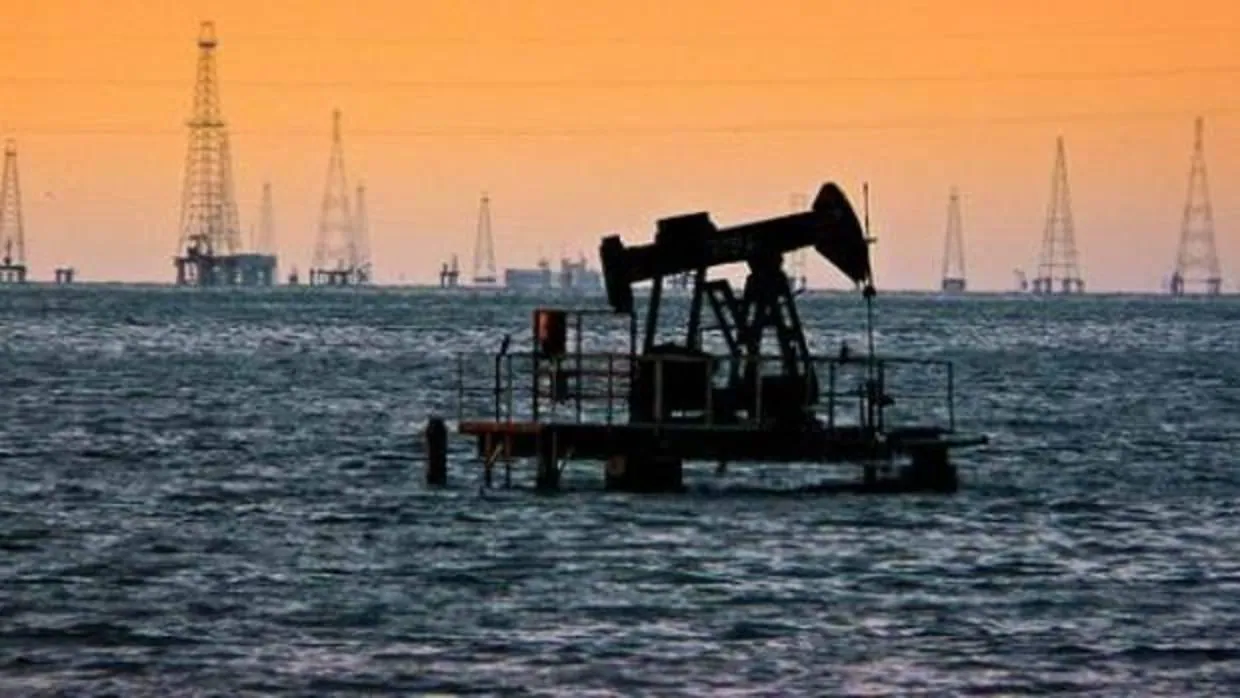 Yacimiento petrolero en el lago venezolano de Maracaibo