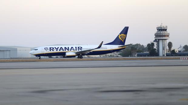 Los pilotos de Ryanair en España preparan acciones legales contra su modelo laboral