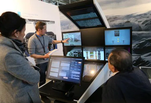 Un técnico muestra el manejo de un simulador de vuelo en el centro de visitantes