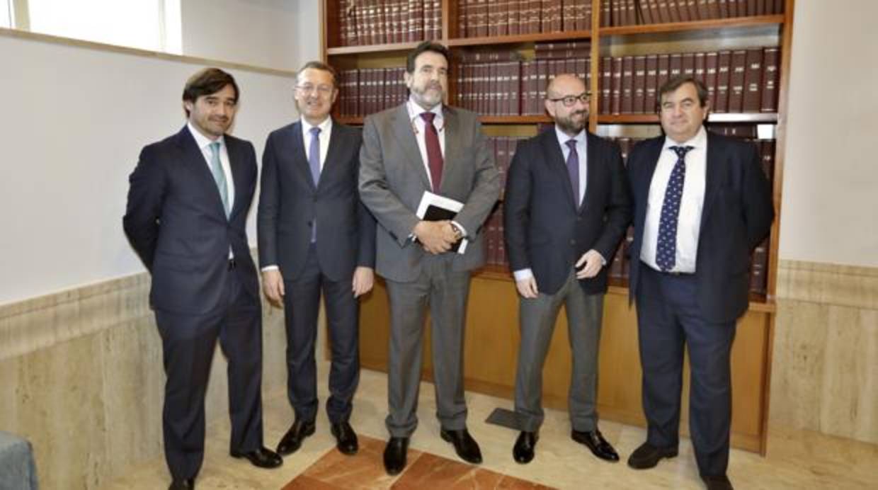 Estanislao Torres, Juan José Sánchez Infante, Juan Antonio Delgado, Jesús Vera y Manuel Díaz Ferrero, momentos antes de comenzar el acto, en la Casa de ABC de Sevilla