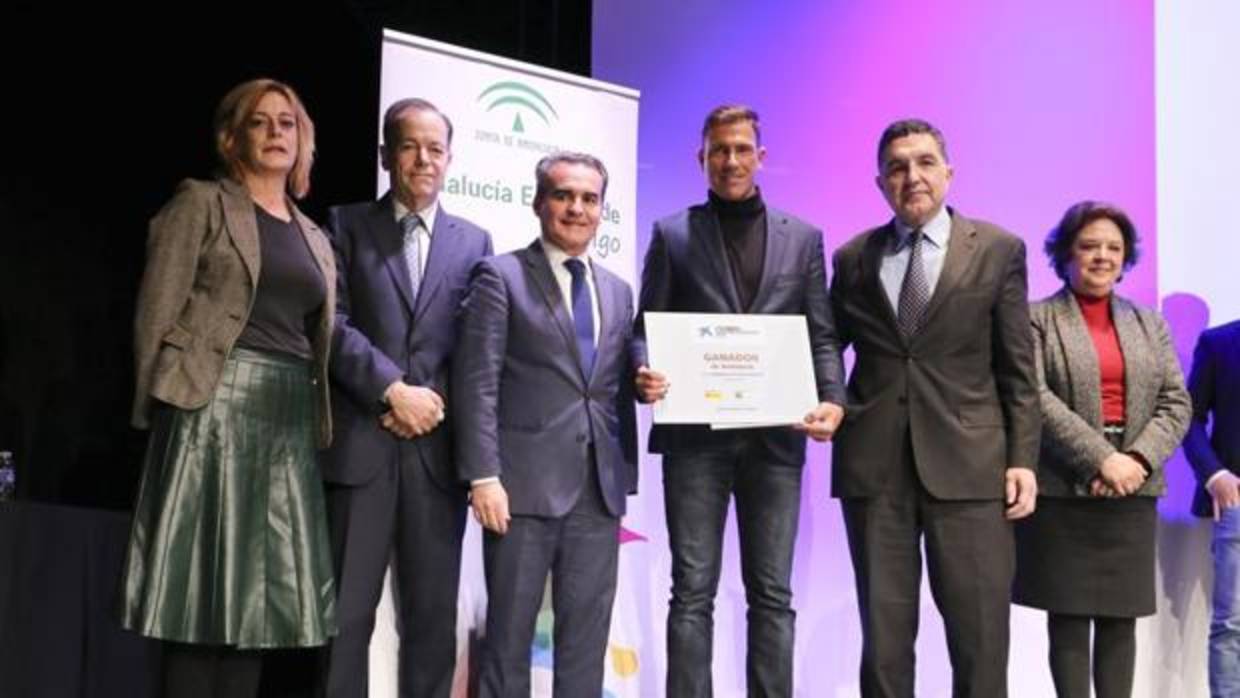 José Luis Rojano, uno de los socios de WUG, con el diploma de ganador, junto a las autoridades presentes en el acto