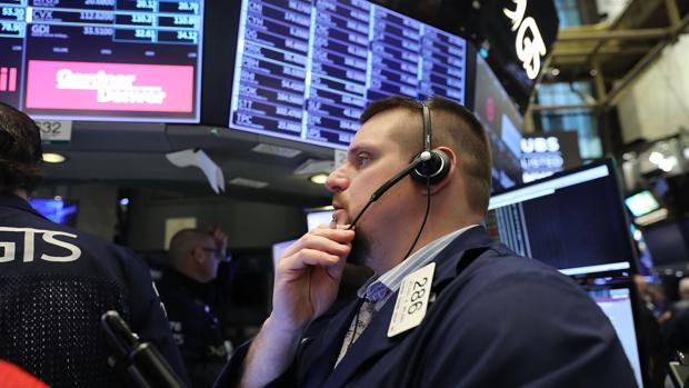 Wall Street repunta y el Dow Jones cierra con un alza del 2,33%