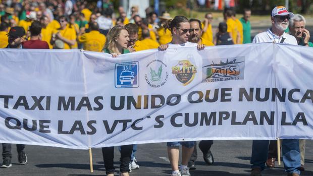 El Supremo fija para el 20 de abril la vista por el contencioso entre Competencia y Fomento por las VTC