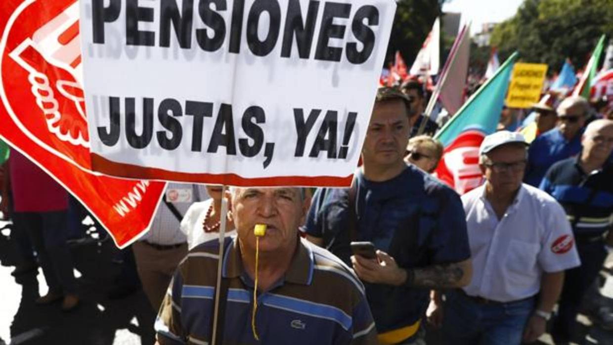 UGT y CC.OO. convocan hoy concentraciones contra «la miserable subida de las pensiones»