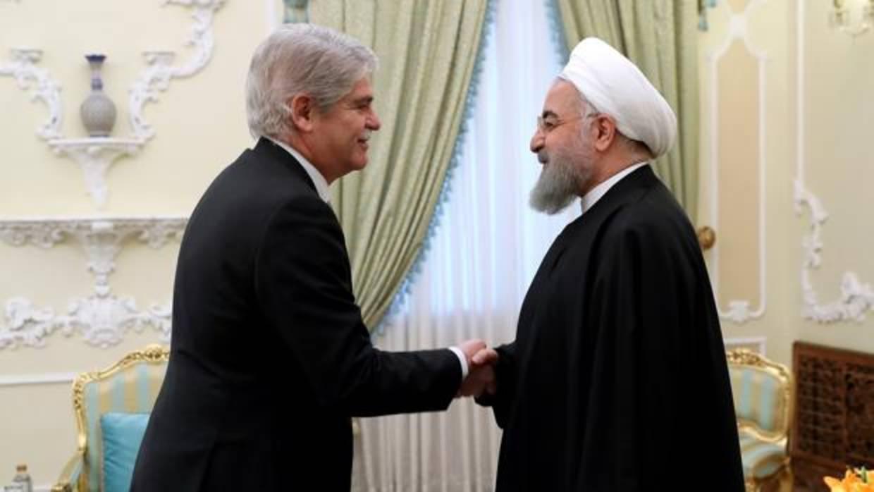 El ministro de Asuntos Exteriores, Alfonso Dastism, junto al presidente iraní, Hasan Rohaní