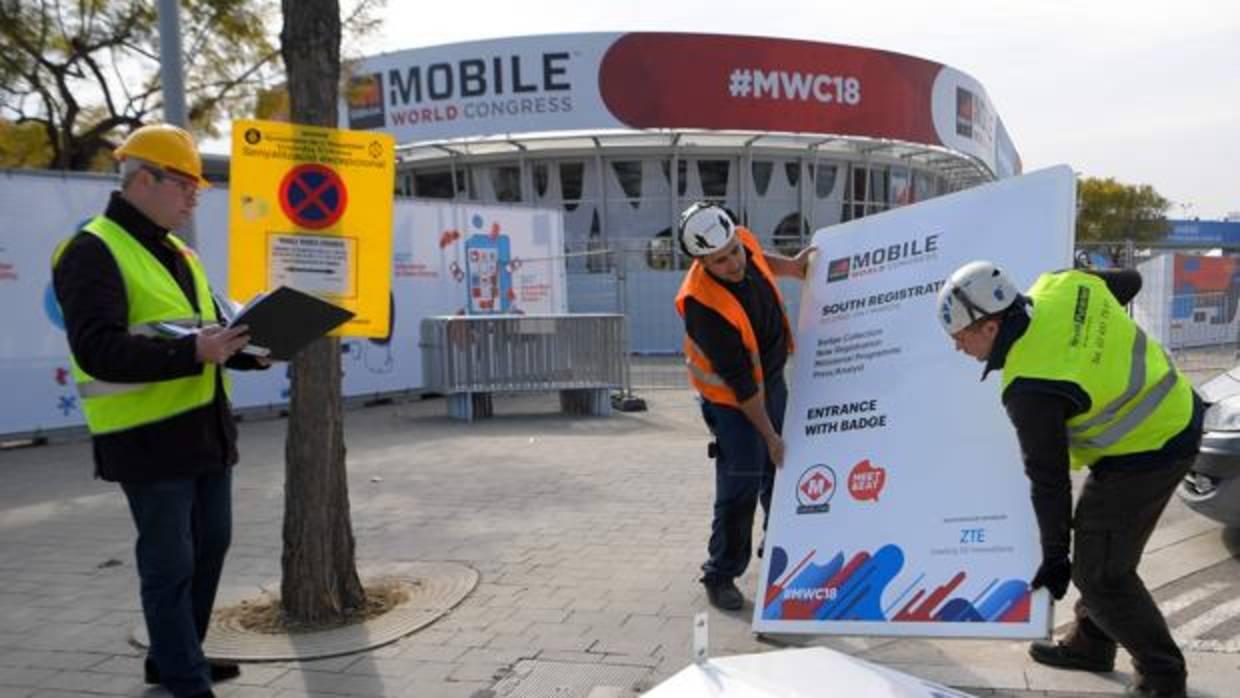 Un grupo de trabajadores ultima detalles en el recinto del Mobile World Congress