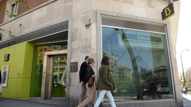 La CNMC multa con 1,45 millones a nueve colegios de abogados por los honorarios en pleitos contra Bankia