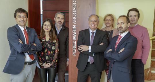 El equipo jurídico, a la entrada del despacho, en la Calle Asunción de Sevilla