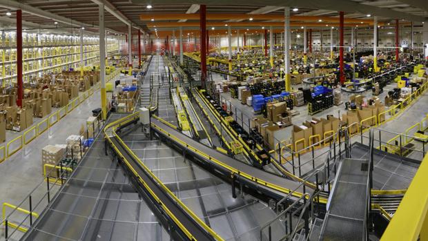 Los sindicatos acusan a Amazon de fichar trabajadores para intentar minimizar su primera huelga en España