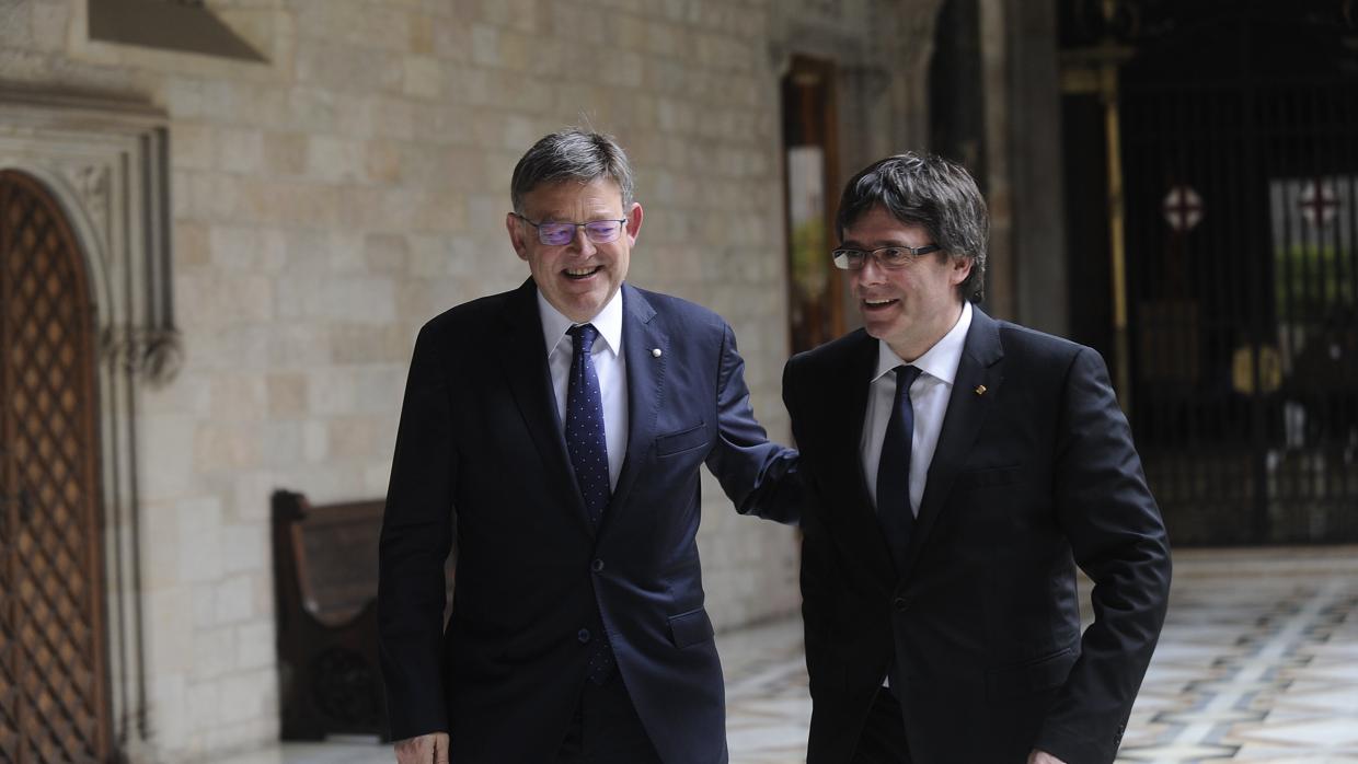 El presidente de la Comunidad Valenciana, Ximo Puig, junto al expresidente de la Generalitat, Carles Puigdemont