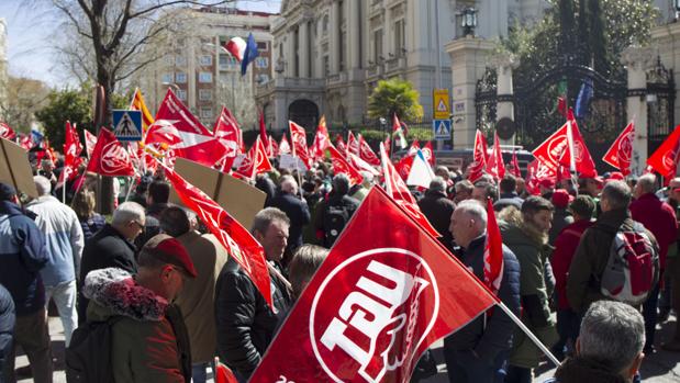 Cientos de trabajadores de Endesa protestan ante la embajada de Italia por «el saqueo» de la empresa