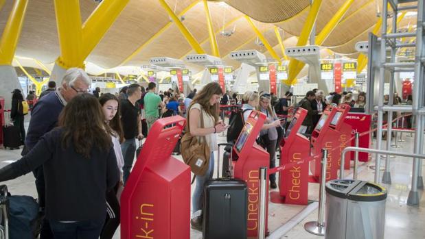 Las botellas de agua que se vendan en los aeropuertos españoles tendrán un precio máximo de un euro