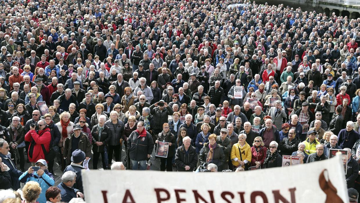 El autor considera que el actual sistema de pensiones no puede aguantar a medio plazo sin cambios profundos