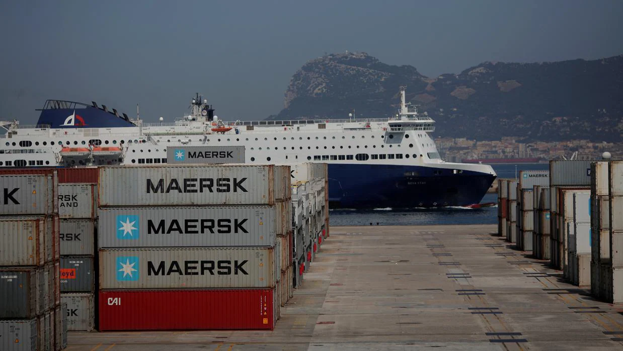 Contenedores aparcados en el puerto de Algeciras