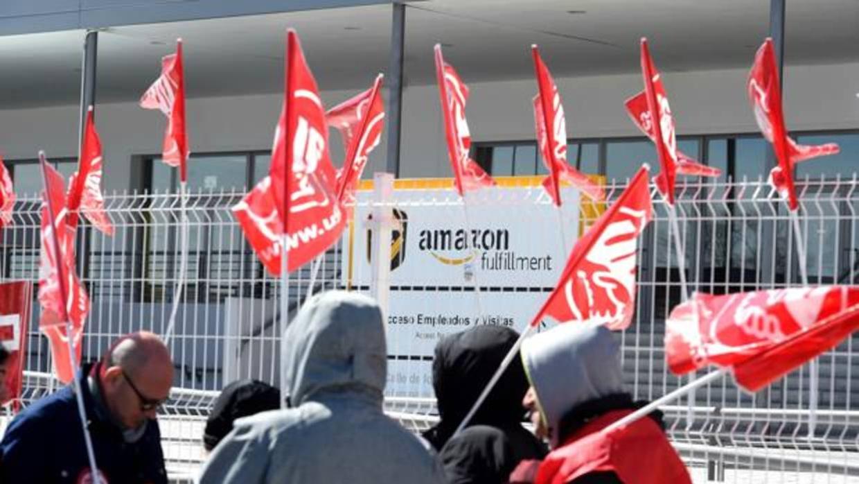 Trabajadores de Amazon frente a la sede de San Fernando de Henares durante la huelga