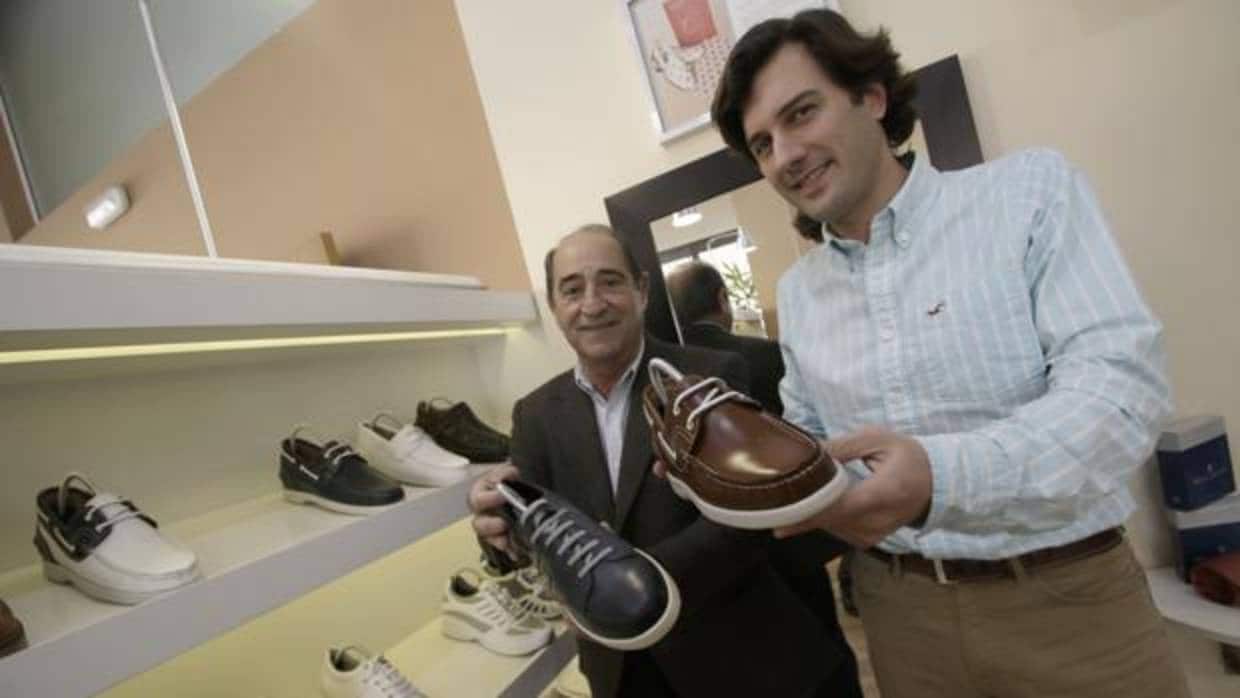 Andrés Ferreras, el fundador, y su sobrino Antonio Fagundo, consejero delegado, en la tienda de Sevilla