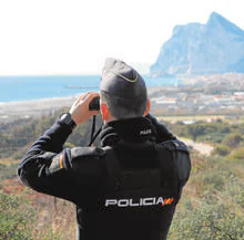 Una Patrulla de la Policia Nacional controlando las costas