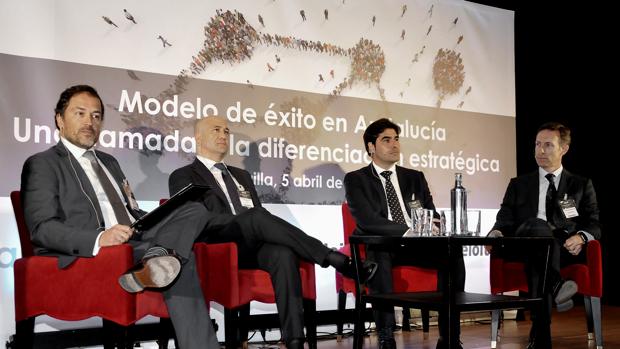 Ángel Haro, tercero por la izquierda, en las jornadas de APD y Deloitte