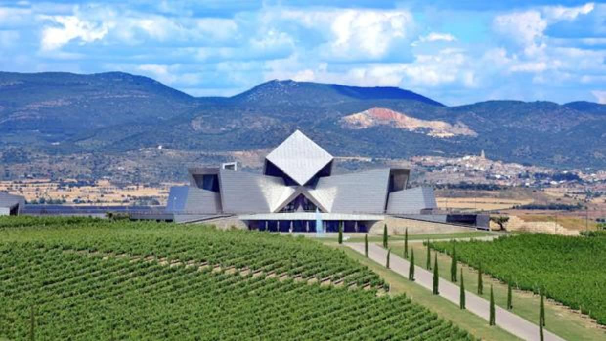 Un emblema arquitectónicoLa vanguardista bodega diseñada por Jesús Marino Pascual, considerada «una de las maravillas arquitéctonicas del mundo del vino, es el epicentro de la Finca Torresalas