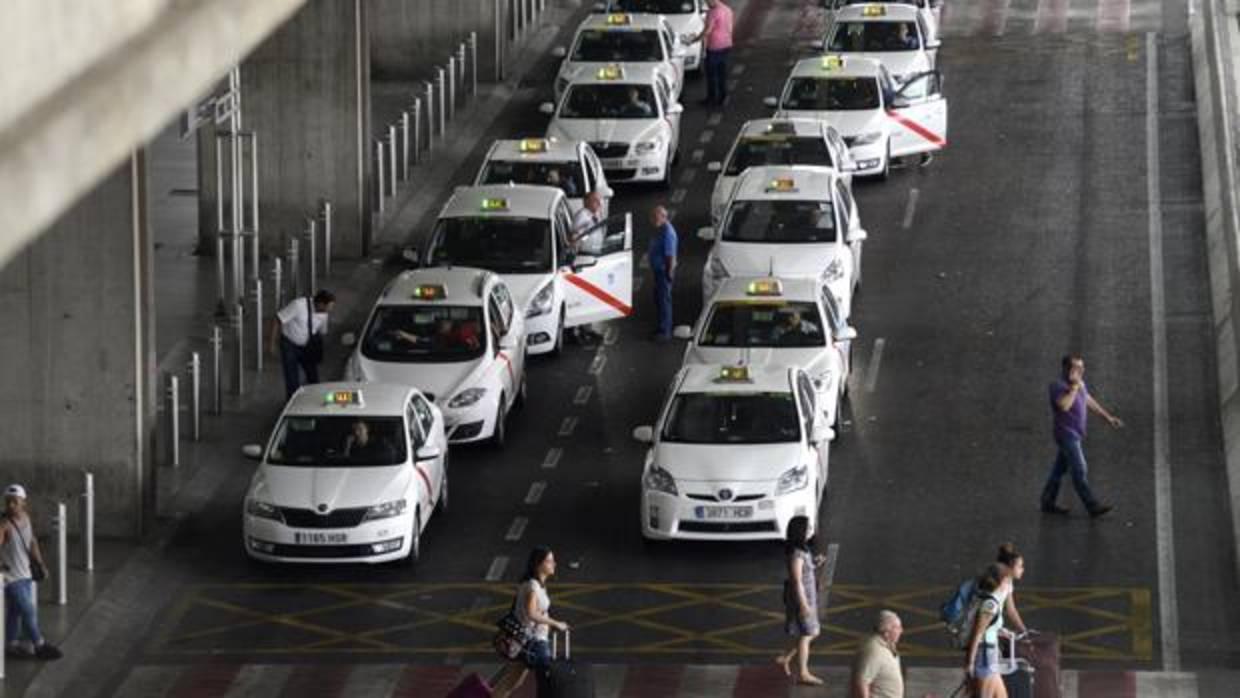 Una cola de taxis a la salida del aeropuerto Adolfo Suárez Madrid-Barajas