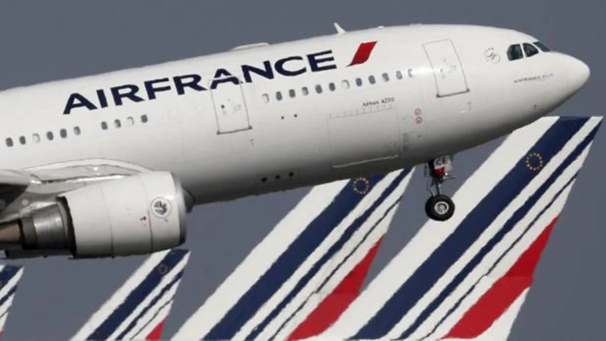 Un avión de Air France despegando del aeropuerto de París