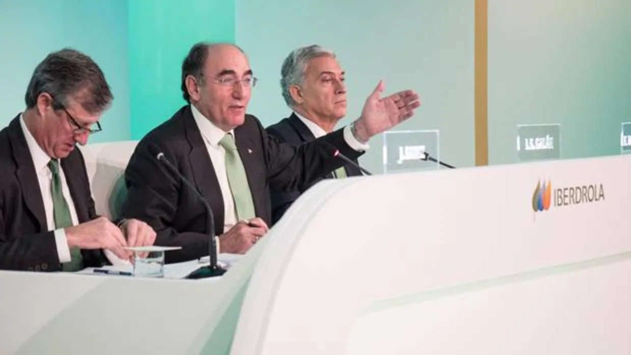 José Sáinz, Ignacio Galán y Francisco Martínez Córcoles, esta mañana, con los analistas