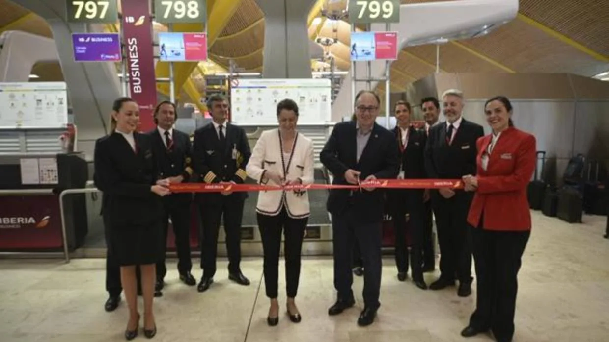 El presidente ejecutivo de Iberia, Luis Gallego, y la directora del Aeropuerto de Barajas, Elena Mayoral