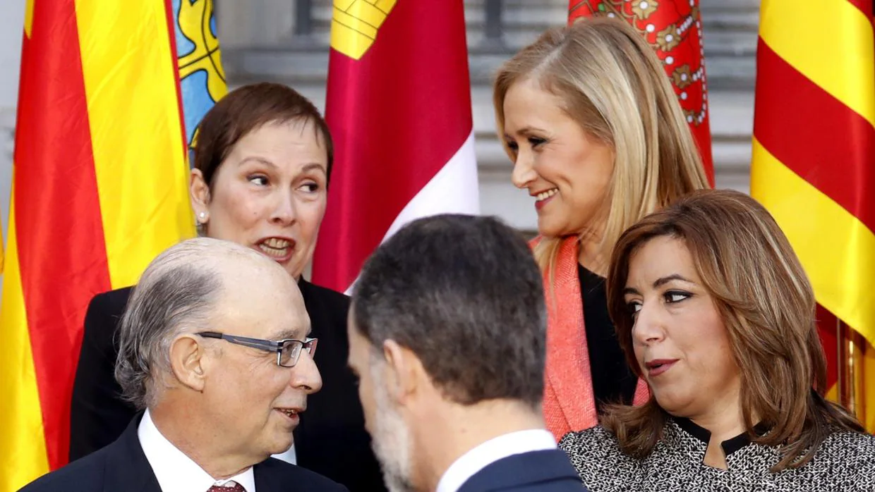 El ministro de Hacienda, Cristóbal Montoro, junto a presidenta de la Junta de Andalucía Susana Díaz