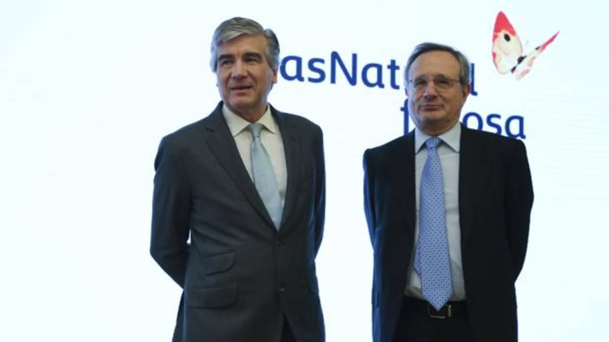 El nuevo presidente ejecutivo de Gas Natural, Francisco Reynés, acompañado por el expresidente Rafael Villaseca