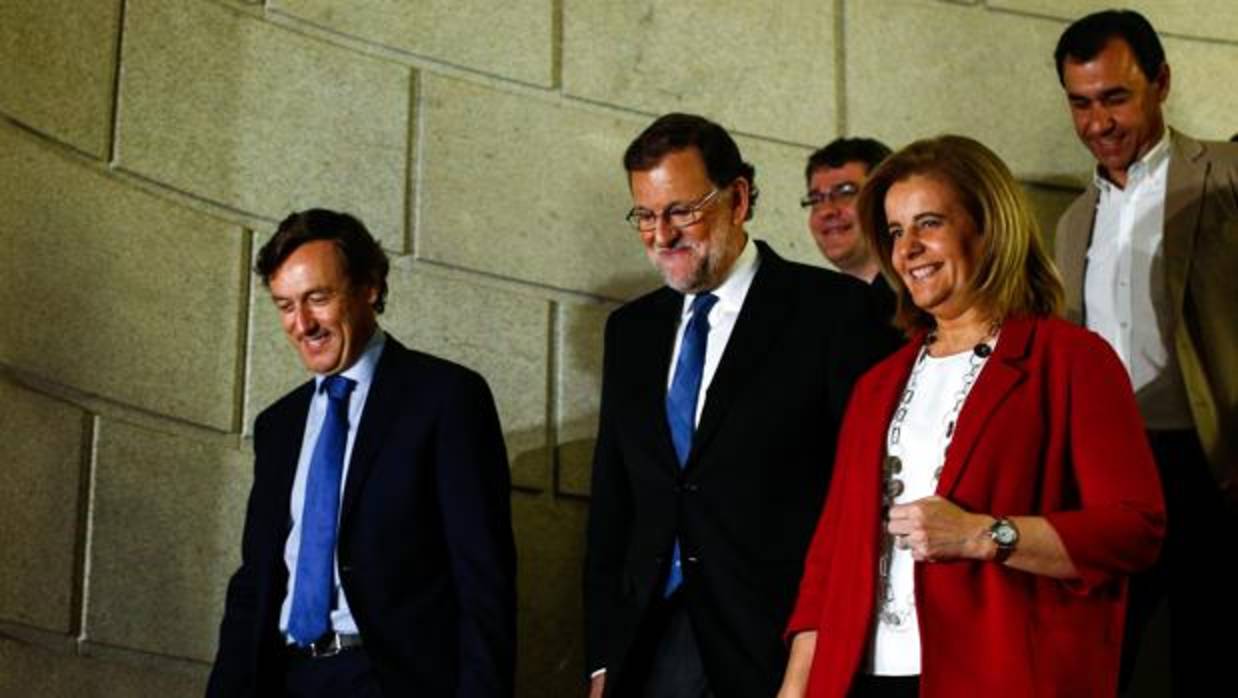El portavoz popular, Rafael Hernando (iz.), el presidente del Gobierno, Mariano Rajoy (centro) y la ministra de Empleo, Fátima Báñez (dcha.)