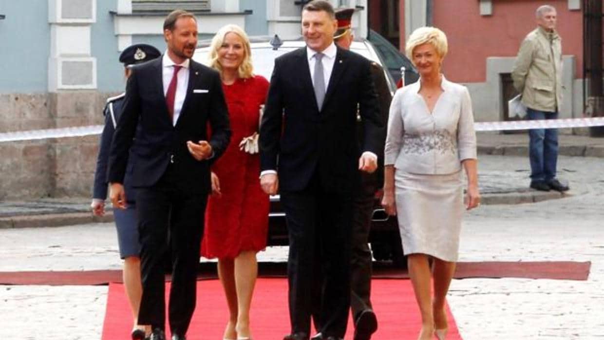 El príncipe heredero Haakon de Noruega (izq),y su esposa la princesa Mette-Marit (2ª izq) son recibidos por el presidente letón, Raimonds Vejonis (2º dcha), y su esposa Iveta Vejone (R)