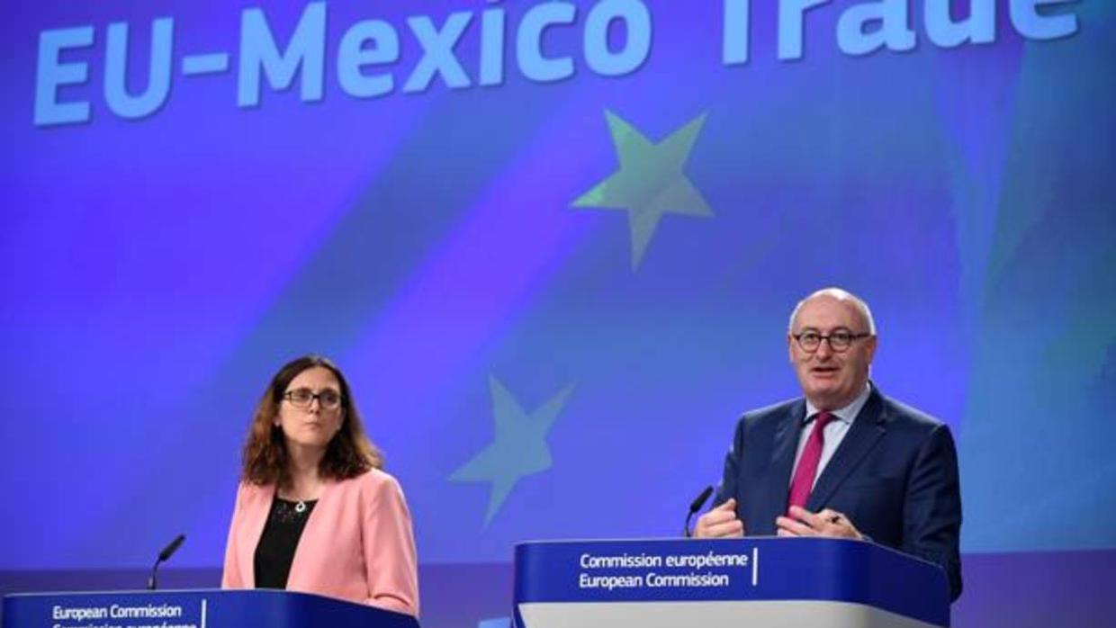 La comisaria de Comercio, Cecilia Malmstrom, y el de Agricultura, Phil Hogan, anunciaron el acuerdo