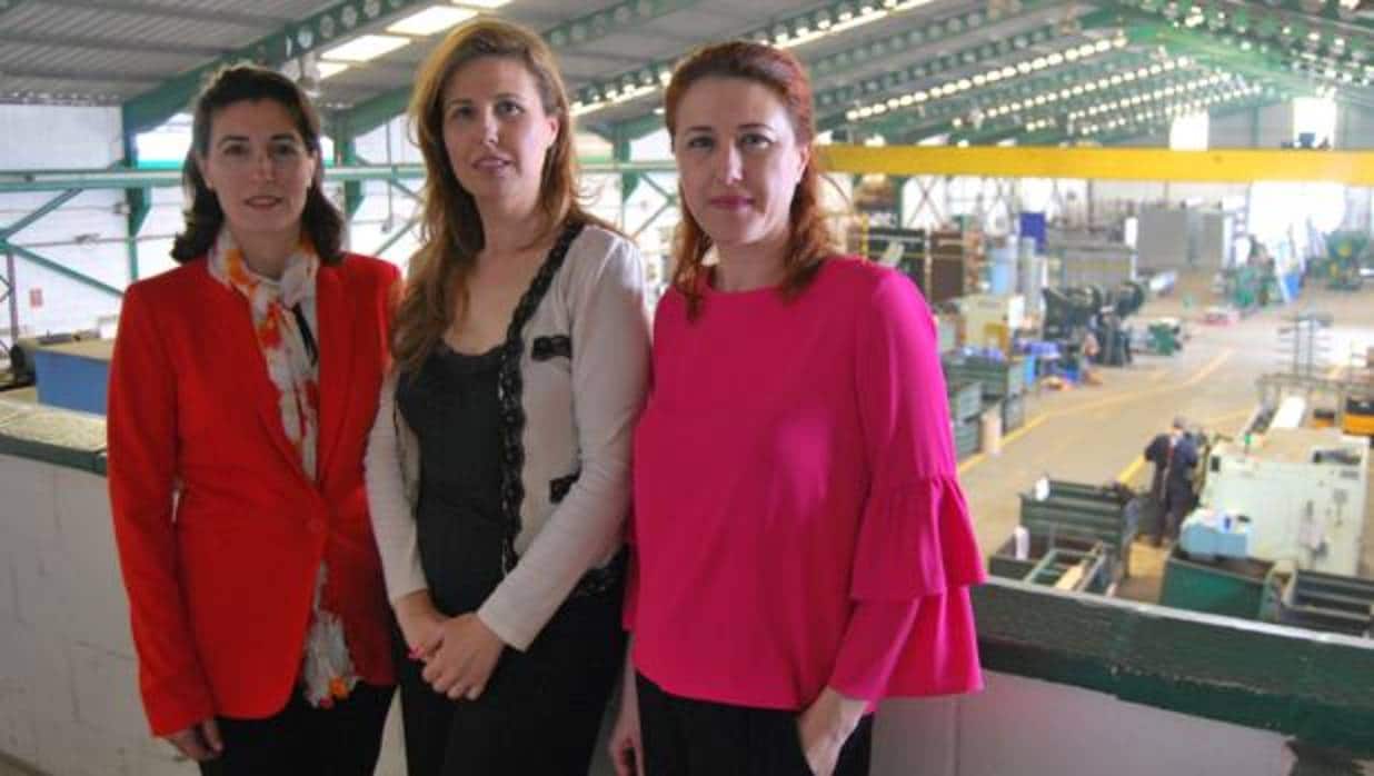 Carmen, María del Águila y María José García Oliveros en la fábrica de Cerrojos Cays