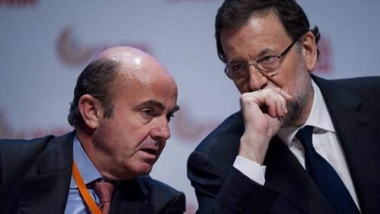 El exministro de Economía Luis de Guindos con el presidente del Gobierno, Mariano Rajoy