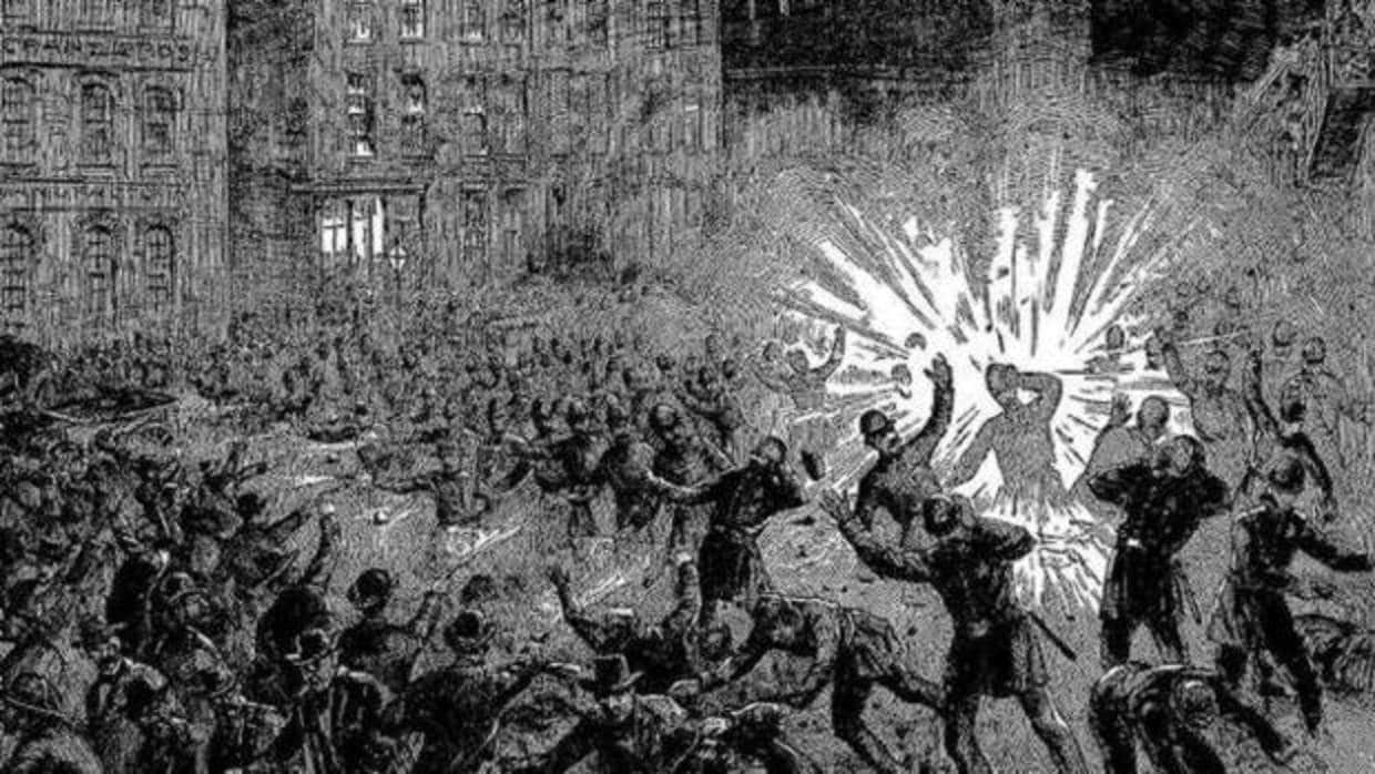 Grabado de la explosión en la revuelta de Haymarket, evento que conmemora el Día del Trabajador