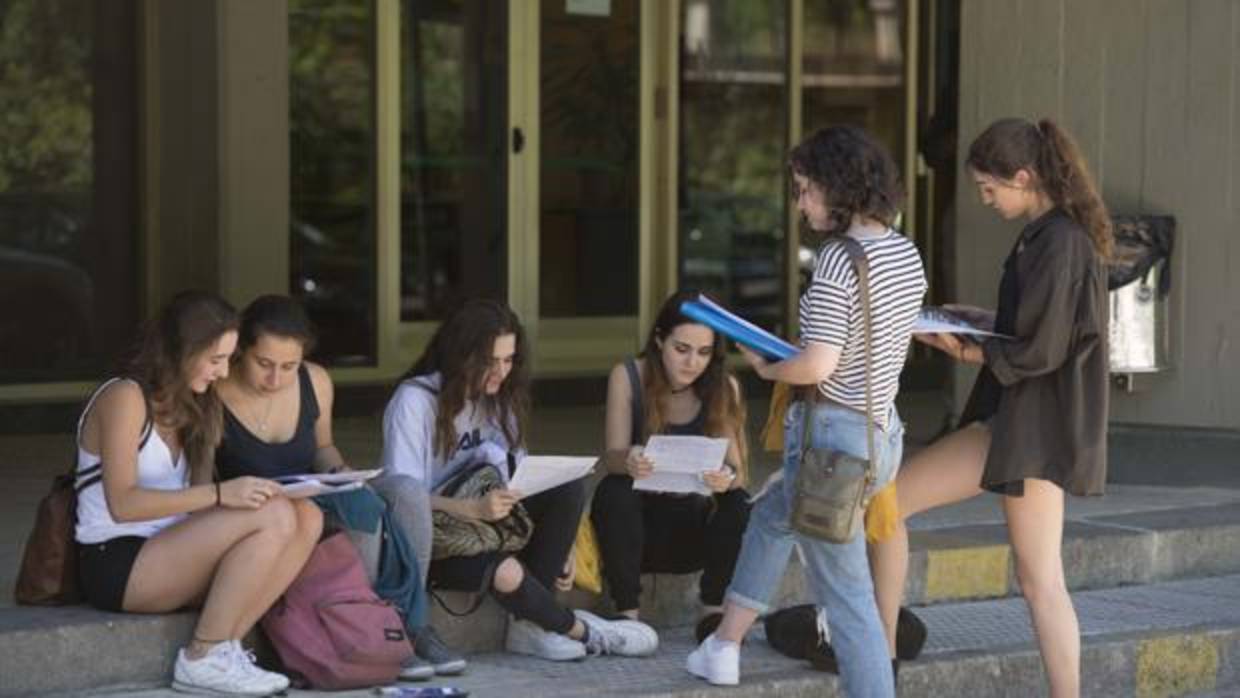 Un grupo de jóvenes estudiantes en la Universidad Complutense de Madrid