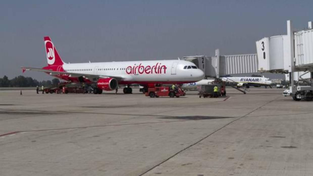 Avión de Air Berlín en el aeropuerto de Sevilla