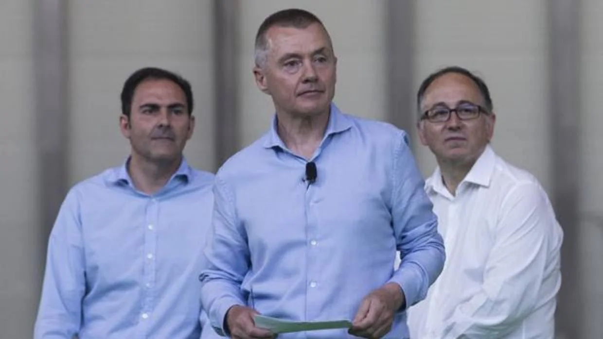 El CEO de IAG, Willie Walsh, con el presidente de Iberia, Luis Gallego (d), y el presidente de Vueling, Javier Sánchez-Prieto (i)