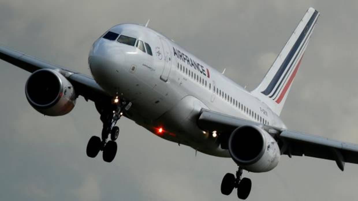 Un Airbus A319-111 de Air France se prepara para aterrizar en el aeropuerto de Charles de Gaulle