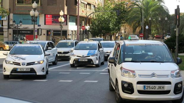 El sector del taxi pide que el decreto sobre las VTC se convierta en ley y otras cuatro noticias económicas