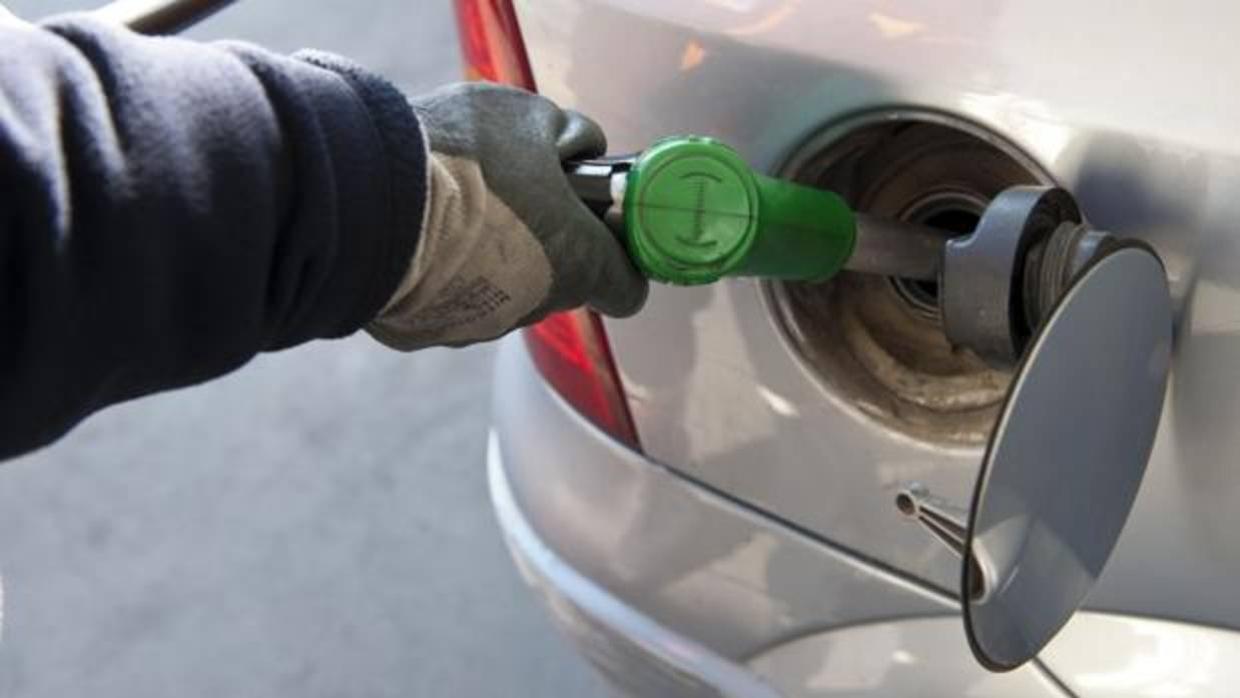 Los carburantes se han encarecido casi un 4% este año
