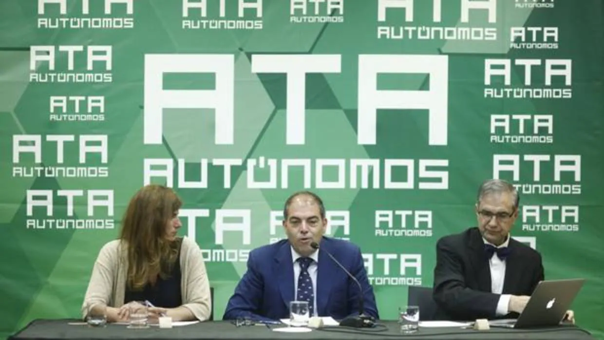 La vicepresidenta de ATA, Celia Ferrero, el presidente de la asociación, Lorenzo Amor, y el economista José Antonio Herce, en la presentación del informe