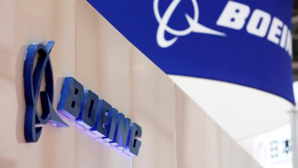 El logo de Boeing en el estand de Boeing en una exposición en Japón en 2016