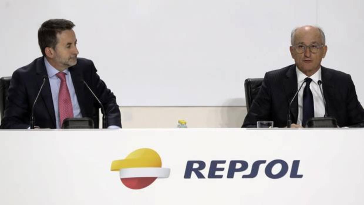 El consejero delegado de Repsol, Josu Jon Imaz (izda) y el presidente de la compañía, Antonio Brufau (dcha)
