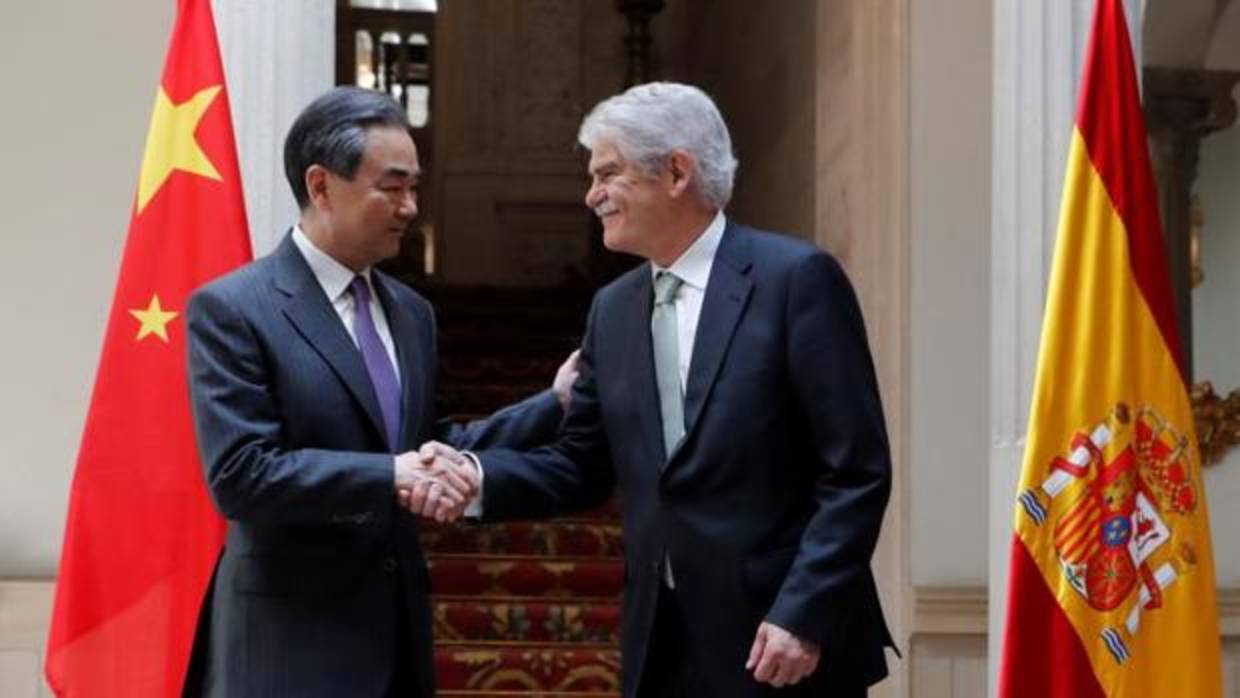 El ministro chino de Asuntos Exteriores, Wang Yi, junto a Alfonso Dastis