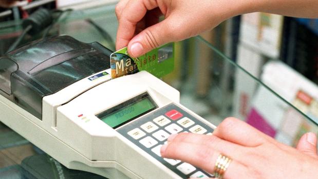 Los comercios deberán permitir pagar con tarjeta o móvil en compras de más de 30 euros