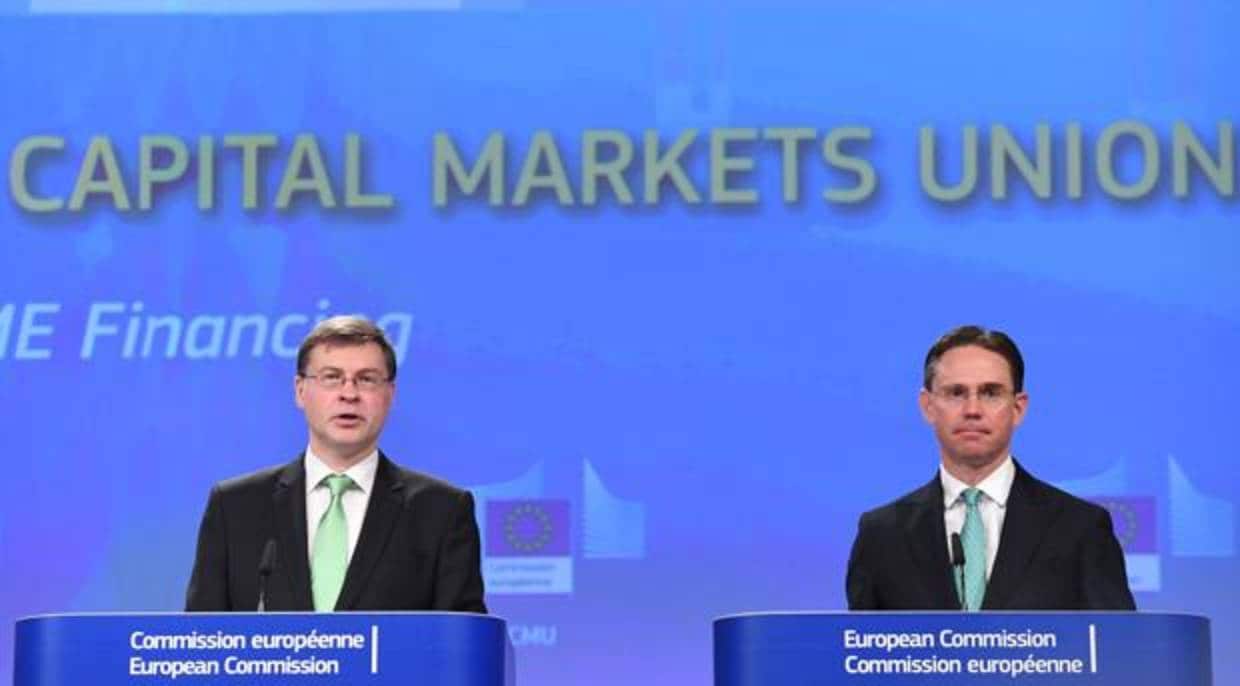Valdis Dombrovskis (iz.) y Jyrki Katainen, de la Comisión Europea, en rueda de prensa