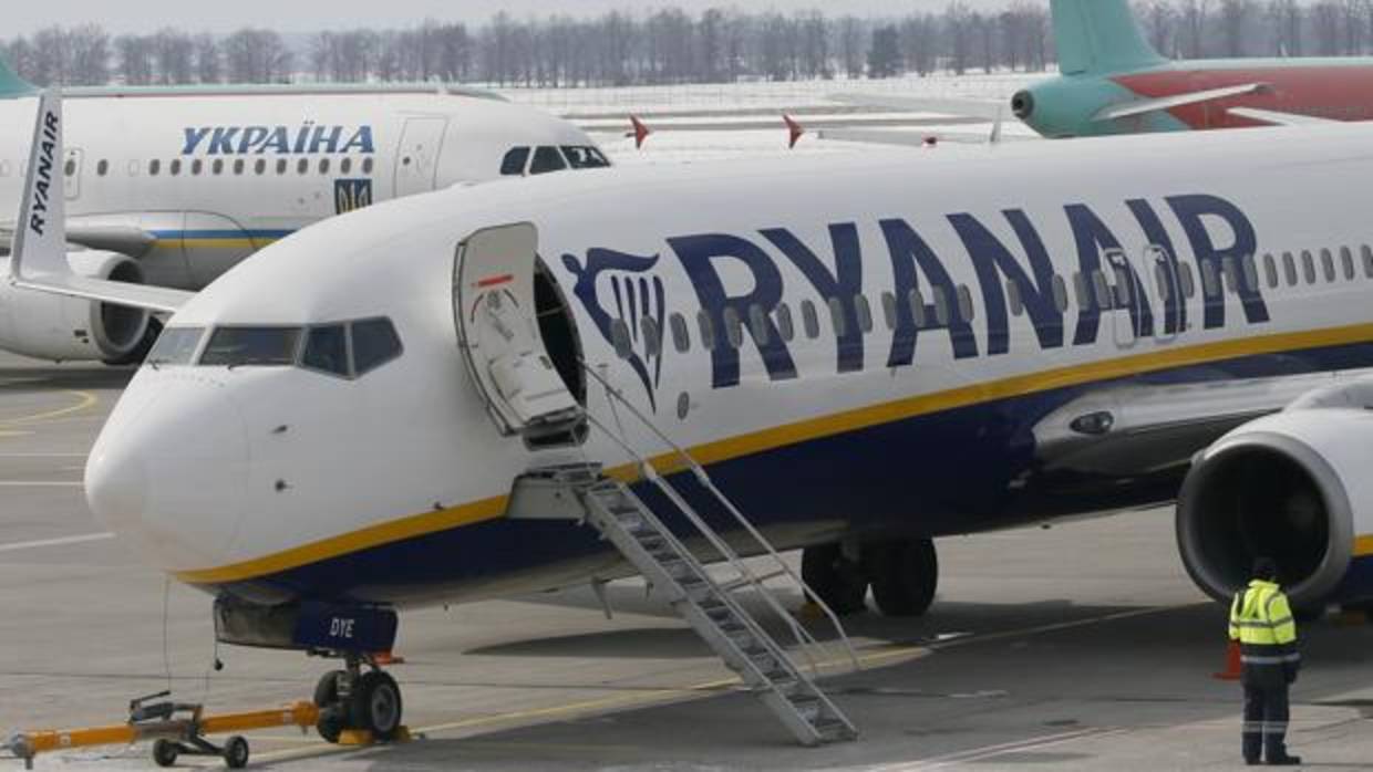 Avión de Ryanair en el aeropuerto de Kiev